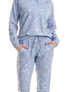 The Splendid Women's 2-piece Pajama Set in stamp star blue features a long sleev
